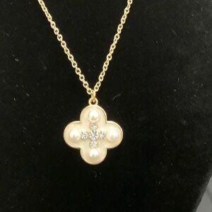 Elegant Gold tone and glass Pearl Pendant & crystal Necklace NWOT